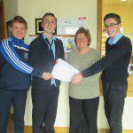 Micheál, Pádraig & Seán ag bronnadh bailiú airgid ar Martina Uí Chárthaigh san Ionad Lae.